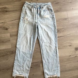 American Eagle straight leg light wash boyfriend jeans size 8